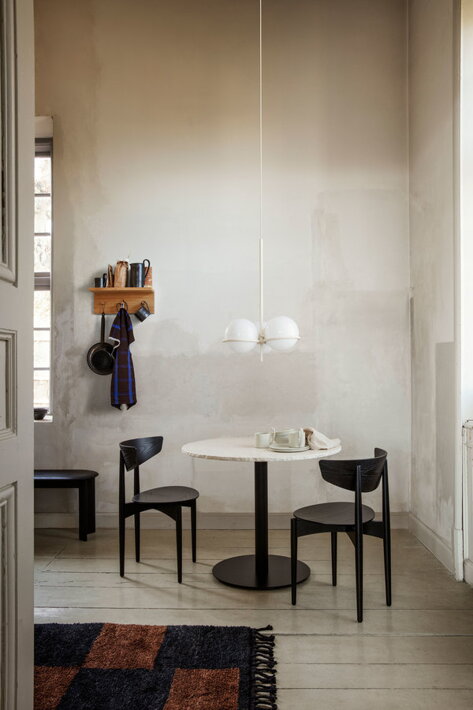 Dizajnový okrúhly mramorový stolík v štýlovej jedálni