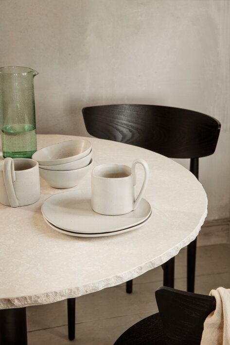 Luxusný jedálenský stolík z bieleho mramoru a čierneho kovu