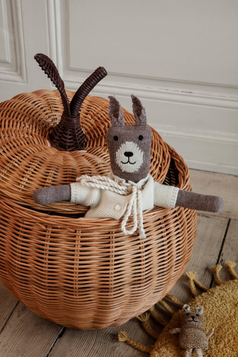 Pletený zajac z vlny s košieľkou v ratanovom koši v tvare jablka