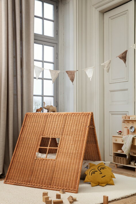 Hračkársky ratanový stan pre deti s vankúšmi na vlnenom koberci v detskej izbe
