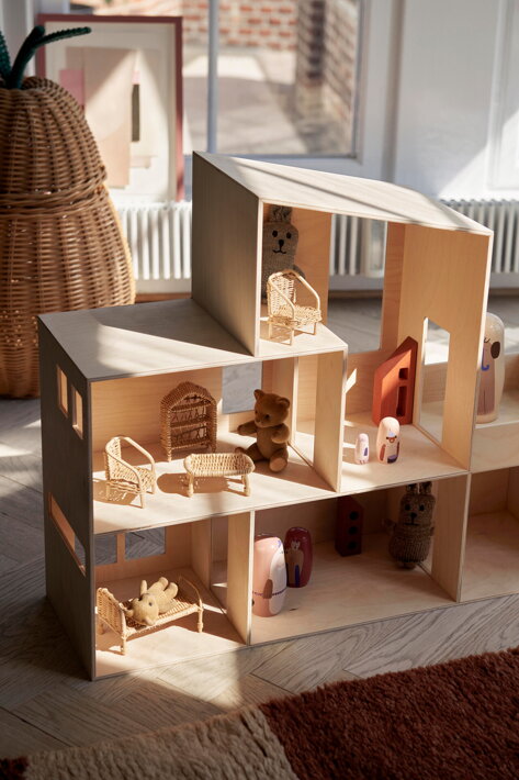 Ručne pletený nábytok pre bábiky z ratanu v drevenom domčeku v detskej izbe