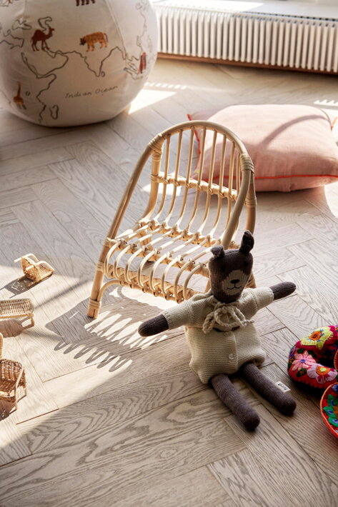 Malá ratanová stolička pre plyšové hračky a bábiky v detskej izbe