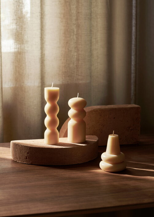 Sada troch sviečok rôznych geometrických tvarov na stole