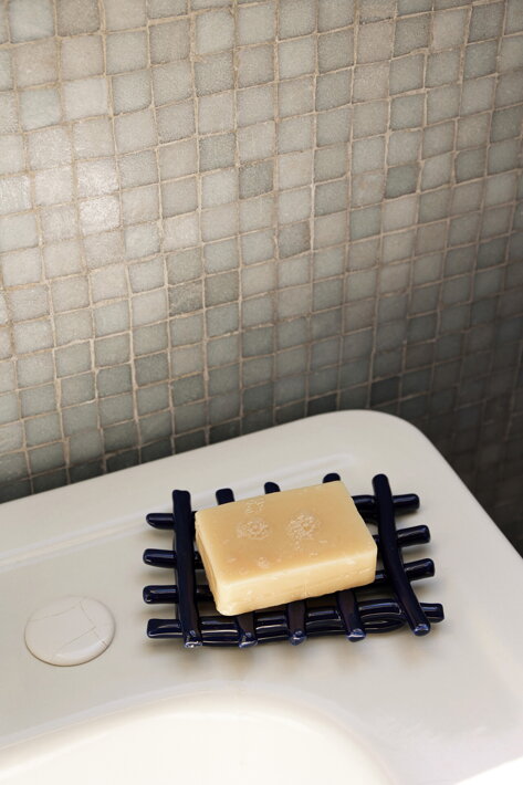 Ručne pletená keramická mydelnička v modrej farbe na kúpeľňovom umývadle