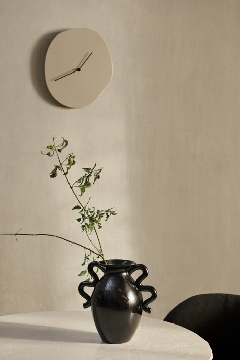 Kašmírové nástenné hodiny z certifikovaného dreva nad dizajnovou vázou