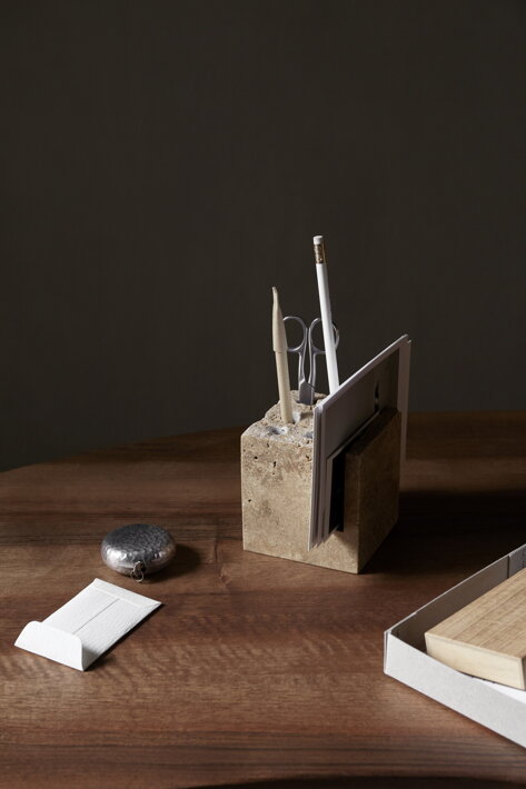 Dizajnový stojan na ceruzky a vizitky z travertínového kameňa na stole v pracovni