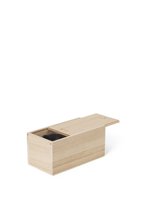 Drevená darčeková škatuľka s dvoma čiernymi mini kvetináčmi z kameniny