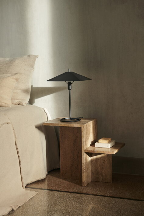 Čierna stolová lampa so štvorcovým tienidlom na nočnom stolíku v spálni
