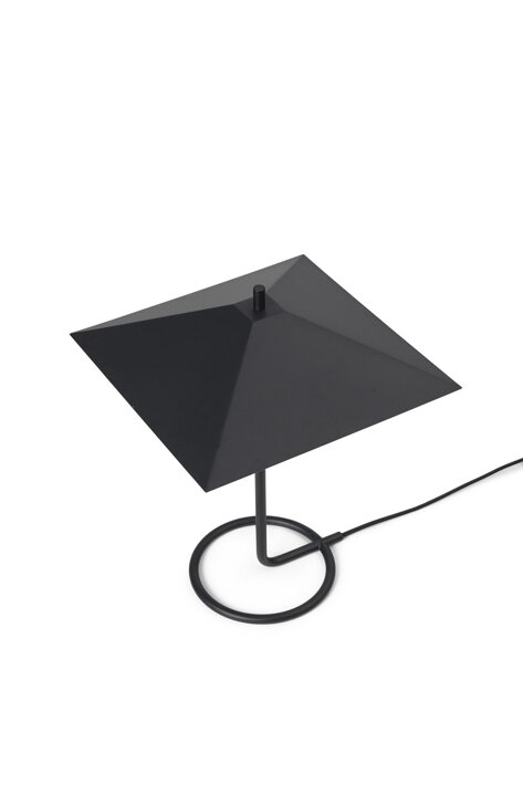 Dizajnová stolová lampa s čiernym štvorcovým tienidlom