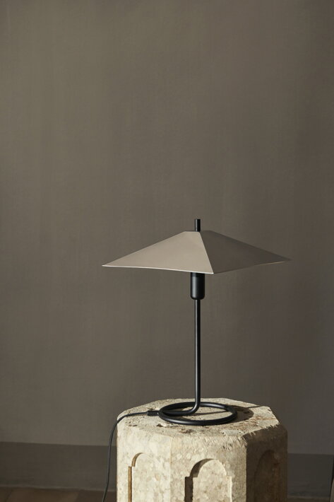 Čierna stolová lampa s antikorovým tienidlom na príručnom stolíku