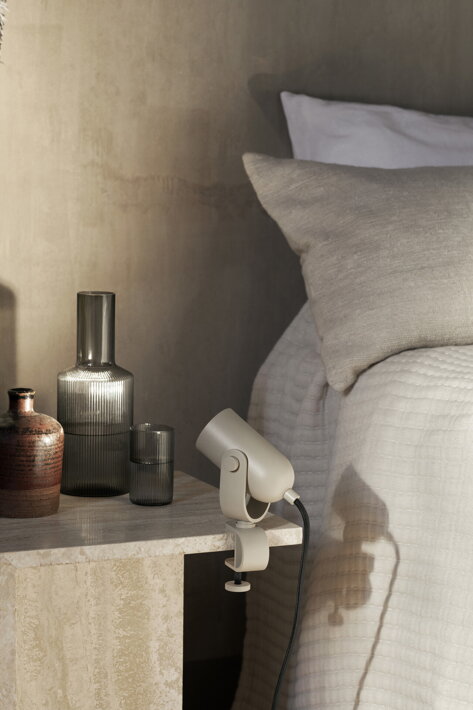 Minimalistická lampička z kašmírového kovu s praktickým držiakom na nočnom stolíku pri posteli