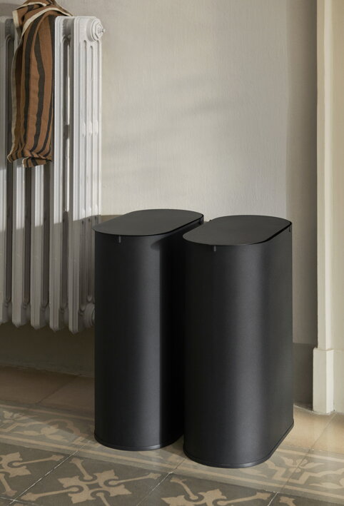 Dva dizajnové odpadkové koše z čiernej ocele