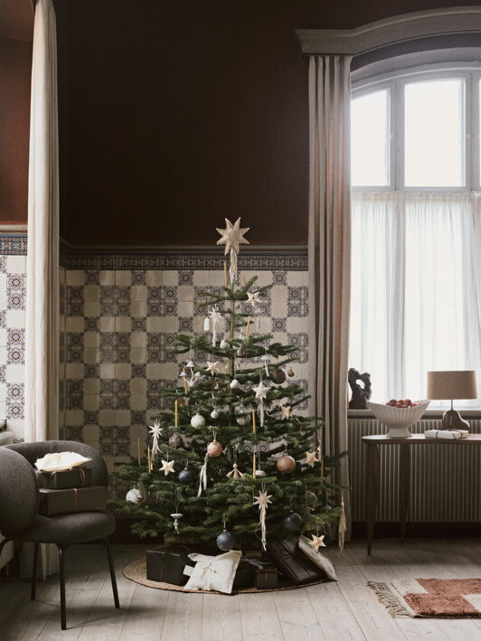 Veľké vianočné ozdoby s mramorovým povrchom na stromčeku
