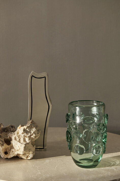 Vysoká váza z kameniny v 3D prevedení na stole