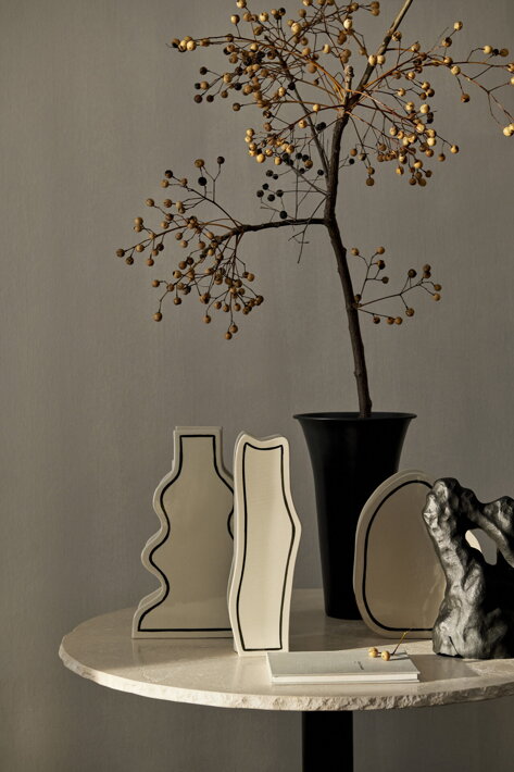 Dizajnová vysoká váza z kameniny v 3D prevedení na stolíku