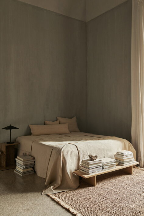Malý koberec z prírodnej juty pred posteľou v spálni