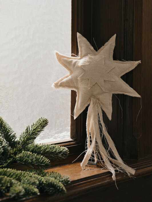 Prešívaná bavlnená hviezda ako špic na vianočnom stromčeku