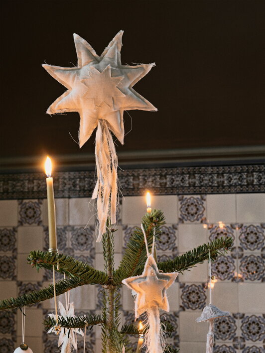Vianočná hviezda na vrchole stromčeka