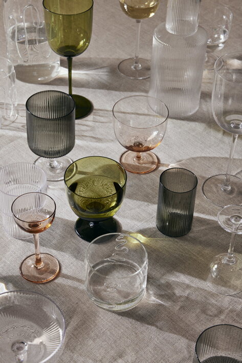 Minimalistické poháre na vodu z ručne fúkaného ružového skla
