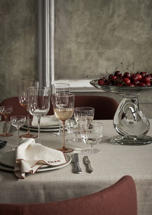 Číre poháre na červené víno na slávnostnom jedálenskom stole