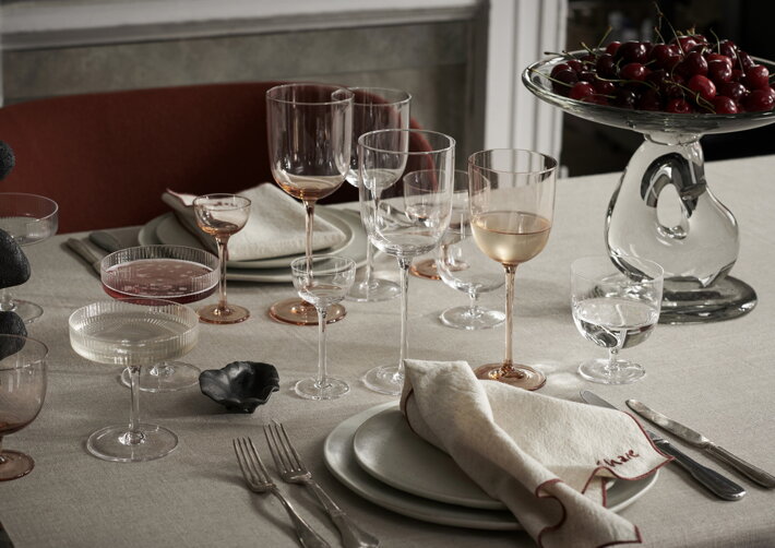 Ružové poháre na červené víno na slávnostnom jedálenskom stole