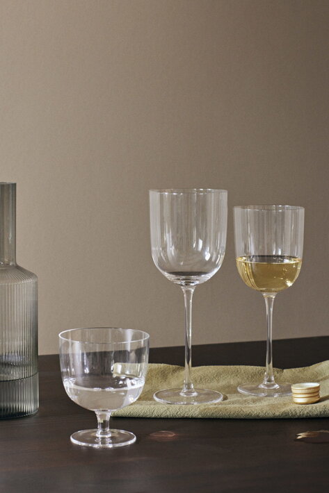 Elegantné číre poháre na biele víno z hladkého skla