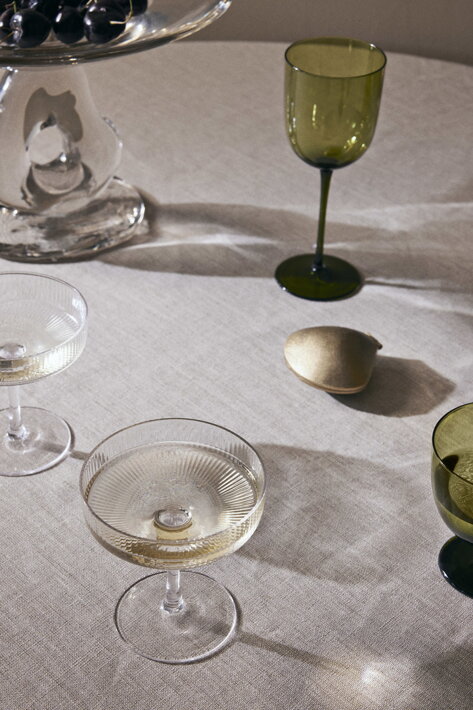 Slávnostné zelené poháre na biele víno