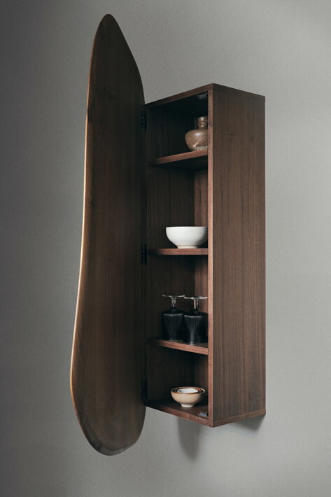 Dizajnová nástenná skrinka z orechového dreva s riadom a pohármi