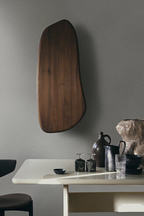 Drevená nástenná skrinka z orecha na stene v jedálni