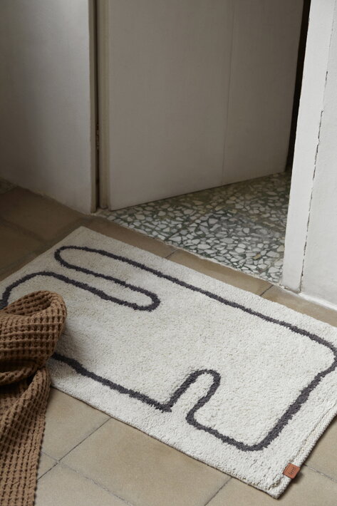 Sivobiela bavlnená predložka do kúpeľne s tmavohnedým abstraktným vzorom