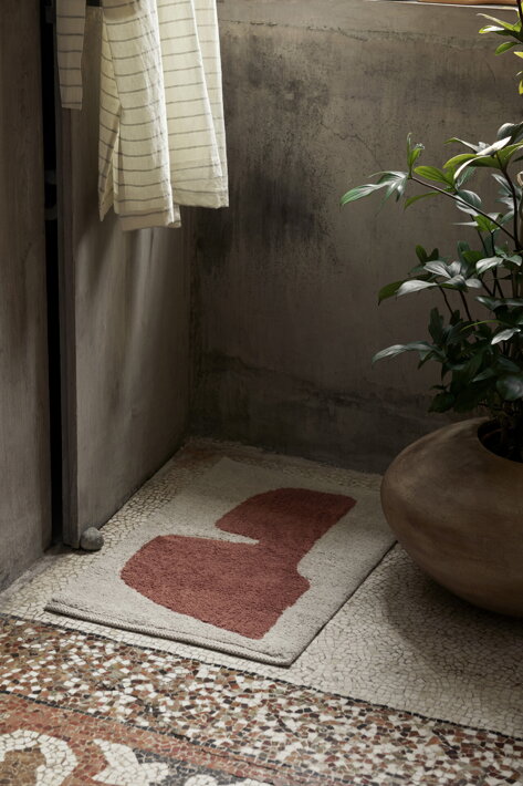 Béžová bavlnená predložka do kúpeľne s červenohnedým abstraktným vzorom