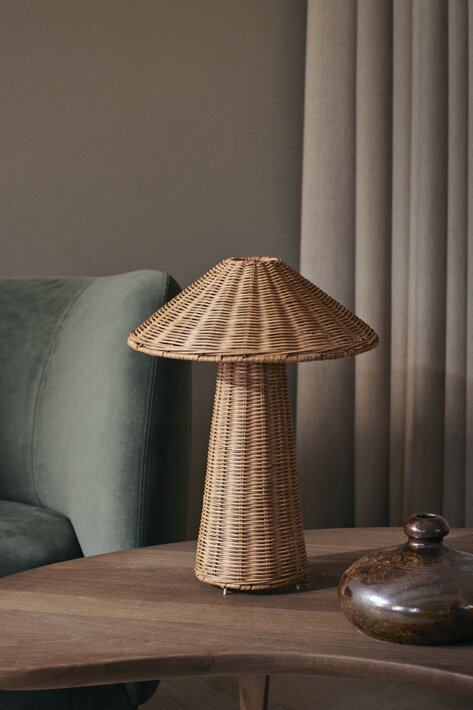 Ratanová stolová lampa s tienidlom so štrbinkami