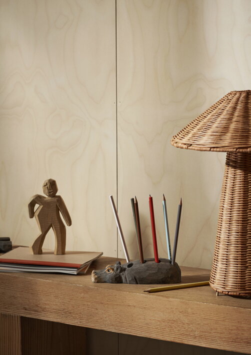 Stolová lampa z prírodného ratanu na stolíku osvieti poklady vašich ratolestí