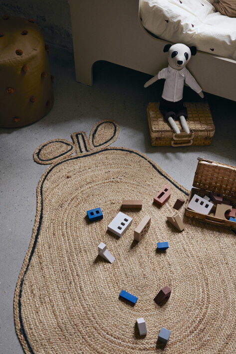 Ručne pletený koberec z juty v prírodnej farbe so vzorom hrušky v detskej izbe
