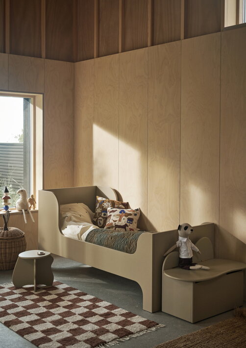 Drevená stolička v kašmírovej farbe pri posteli poslúži ako taburet na sedenie alebo ako dekoratívny prvok