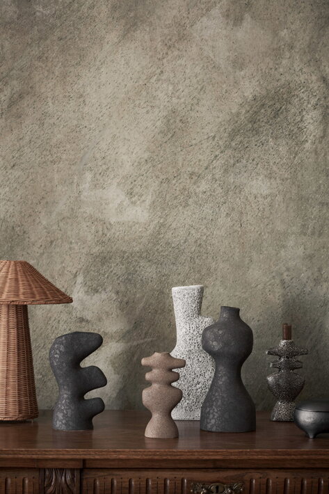 Tmavosivá váza z keramiky s dizajnovými vázami na drevenej skrinke