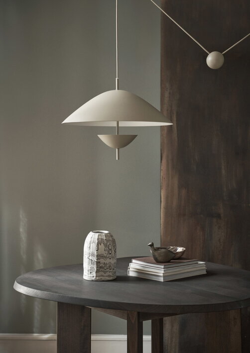 Elegantná závesná lampa z lakovaného železa v kašmírovej farbe nad stolíkom