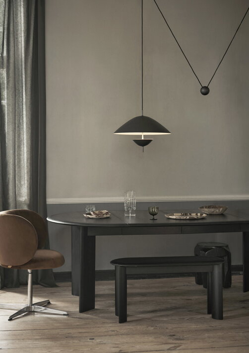 Elegantné závesné svietidlo z čierneného železa nad jedálenským stolom