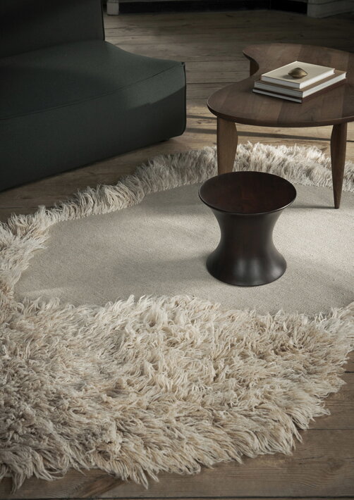 Ručne všívaný vlnený koberec v prírodnej farbe v obývačke