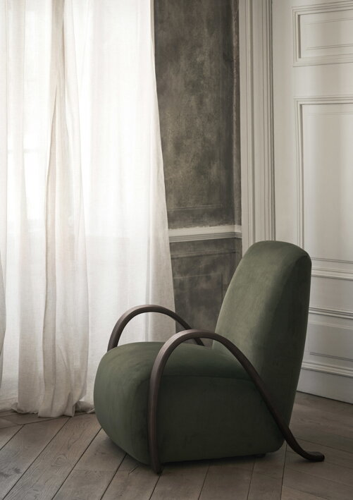 Pohodlné kreslo s plyšovým čalúnením pri okne doladí každú miestnosť o luxusný prvok