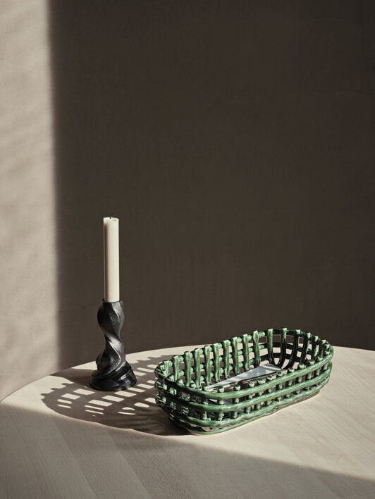 Nízky oválny keramický košík v smaragdovo zelenej farbe pri sviečke na stole