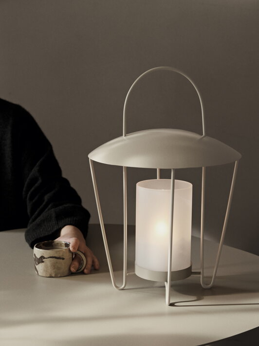 Kašmírový lampáš na stole s horiacou sviečkou
