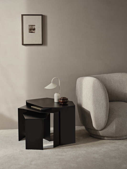 Kašmírová prenosná lampa na čiernom stolíku v obývačke