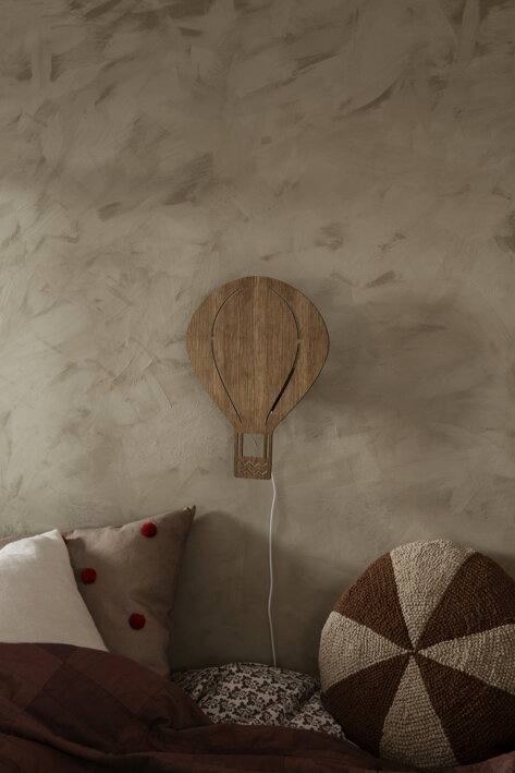 Nástenná lampa balón z dymovej dubovej dyhy nad posteľou v detskej izbe