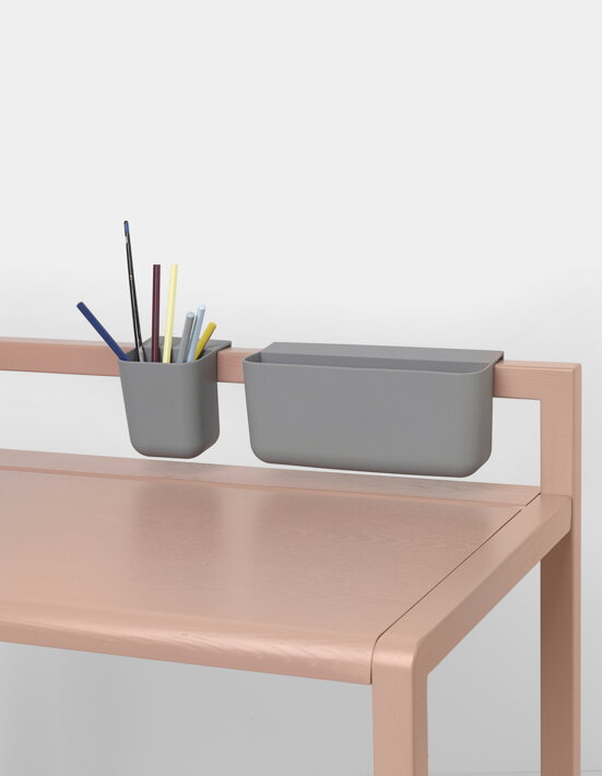 Ružový písací stôl do detskej izby so sivým závesným vreckom