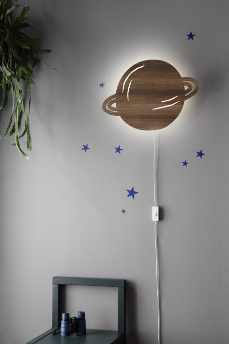 Lampa planéta z dymovej dubovej dyhy na stene nad stoličkou v chlapčenskej detskej izbe