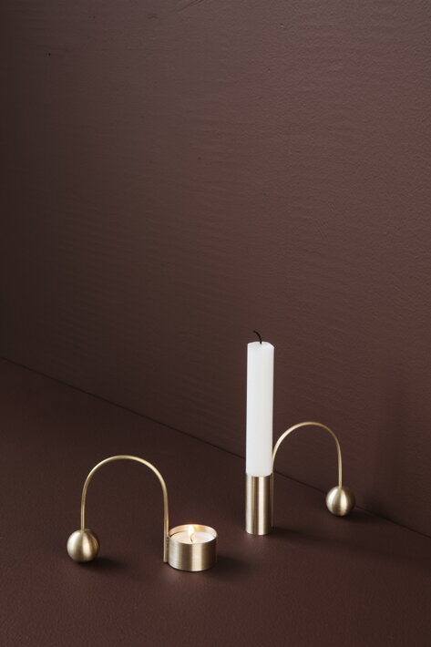 Minimalistické mosadzné svietniky s balančnou guľôčkou na vysoké a čajové sviečky