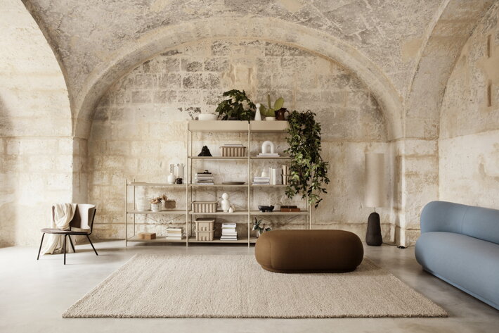 Veľký slučkový koberec z béžovej vlny v priestrannej dizajnovej obývačke