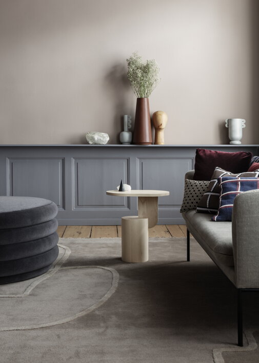 Dizajnový príručný stolík z dreva s dekoráciami v minimalistickej obývačke