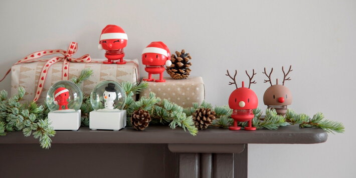 Vianočné dekoračné figúrky Hoptimist Santa na darčekoch s vetvičkami